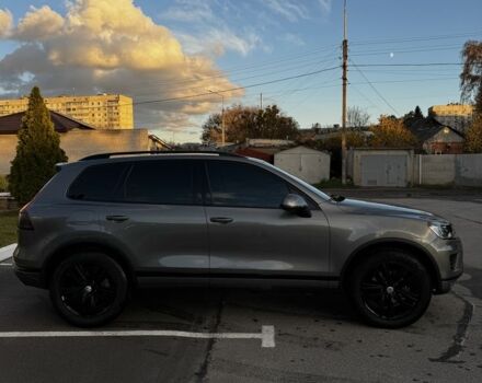 Серый Фольксваген Туарег, объемом двигателя 3 л и пробегом 200 тыс. км за 23500 $, фото 2 на Automoto.ua