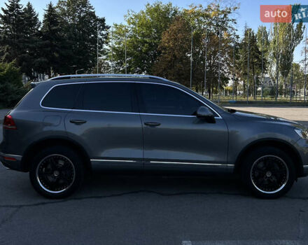 Сірий Фольксваген Туарег, об'ємом двигуна 2.97 л та пробігом 220 тис. км за 21400 $, фото 3 на Automoto.ua