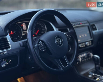 Серый Фольксваген Туарег, объемом двигателя 3 л и пробегом 205 тыс. км за 27500 $, фото 48 на Automoto.ua