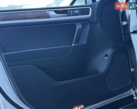 Серый Фольксваген Туарег, объемом двигателя 3 л и пробегом 205 тыс. км за 27500 $, фото 41 на Automoto.ua