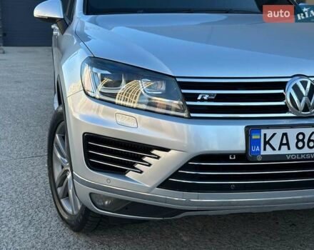 Серый Фольксваген Туарег, объемом двигателя 3 л и пробегом 193 тыс. км за 23450 $, фото 2 на Automoto.ua