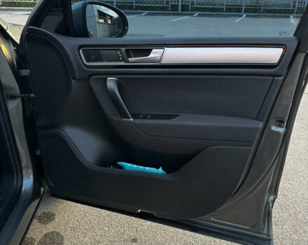 Серый Фольксваген Туарег, объемом двигателя 2.97 л и пробегом 220 тыс. км за 23500 $, фото 24 на Automoto.ua