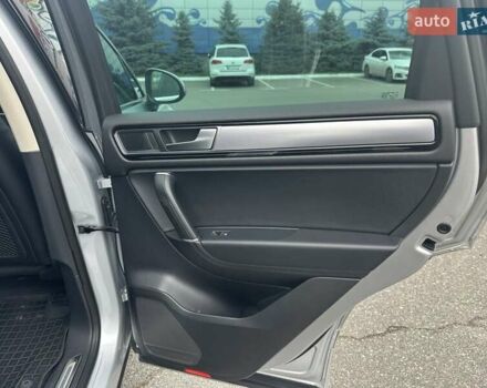 Серый Фольксваген Туарег, объемом двигателя 2.97 л и пробегом 196 тыс. км за 28000 $, фото 11 на Automoto.ua