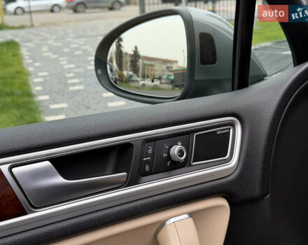 Серый Фольксваген Туарег, объемом двигателя 3 л и пробегом 228 тыс. км за 24900 $, фото 22 на Automoto.ua