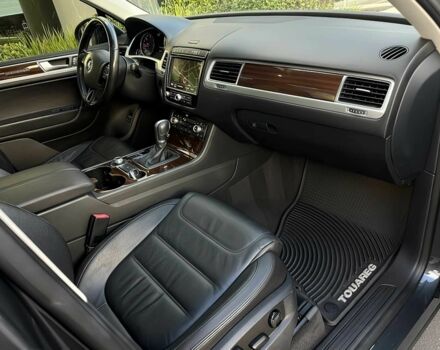 Сірий Фольксваген Туарег, об'ємом двигуна 3 л та пробігом 71 тис. км за 10000 $, фото 11 на Automoto.ua