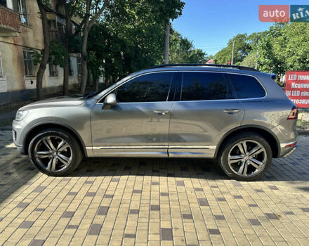 Серый Фольксваген Туарег, объемом двигателя 2.97 л и пробегом 240 тыс. км за 27500 $, фото 6 на Automoto.ua