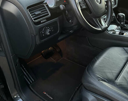 Серый Фольксваген Туарег, объемом двигателя 2.97 л и пробегом 200 тыс. км за 28500 $, фото 52 на Automoto.ua