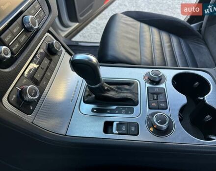 Серый Фольксваген Туарег, объемом двигателя 3 л и пробегом 193 тыс. км за 23450 $, фото 86 на Automoto.ua