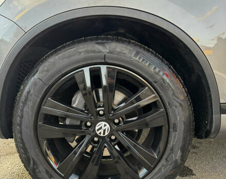 Серый Фольксваген Туарег, объемом двигателя 2.97 л и пробегом 220 тыс. км за 23500 $, фото 29 на Automoto.ua