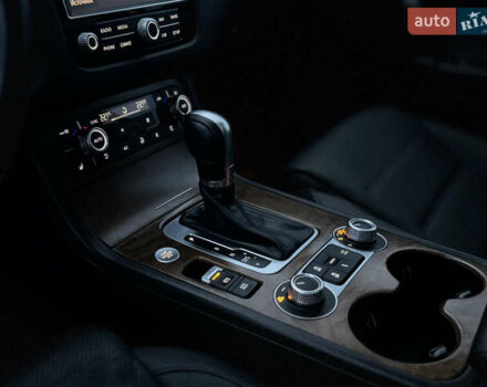 Серый Фольксваген Туарег, объемом двигателя 3 л и пробегом 205 тыс. км за 27500 $, фото 53 на Automoto.ua