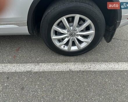 Серый Фольксваген Туарег, объемом двигателя 2.97 л и пробегом 196 тыс. км за 28000 $, фото 16 на Automoto.ua