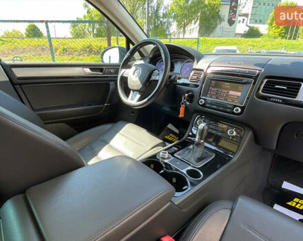 Серый Фольксваген Туарег, объемом двигателя 3 л и пробегом 158 тыс. км за 22900 $, фото 28 на Automoto.ua