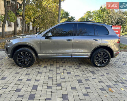 Серый Фольксваген Туарег, объемом двигателя 2.97 л и пробегом 240 тыс. км за 27500 $, фото 26 на Automoto.ua