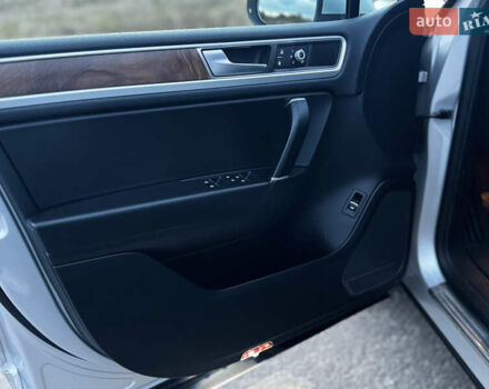 Серый Фольксваген Туарег, объемом двигателя 3 л и пробегом 205 тыс. км за 27500 $, фото 42 на Automoto.ua