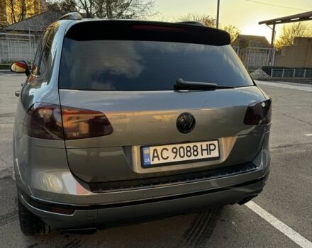 Серый Фольксваген Туарег, объемом двигателя 3 л и пробегом 200 тыс. км за 23500 $, фото 3 на Automoto.ua