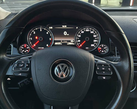 Серый Фольксваген Туарег, объемом двигателя 2.97 л и пробегом 200 тыс. км за 28500 $, фото 61 на Automoto.ua