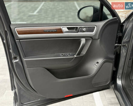 Серый Фольксваген Туарег, объемом двигателя 3 л и пробегом 186 тыс. км за 22500 $, фото 14 на Automoto.ua