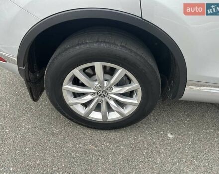 Серый Фольксваген Туарег, объемом двигателя 2.97 л и пробегом 196 тыс. км за 28000 $, фото 17 на Automoto.ua