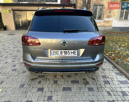 Серый Фольксваген Туарег, объемом двигателя 2.97 л и пробегом 240 тыс. км за 27500 $, фото 2 на Automoto.ua