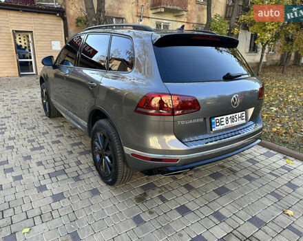 Серый Фольксваген Туарег, объемом двигателя 2.97 л и пробегом 240 тыс. км за 27500 $, фото 4 на Automoto.ua