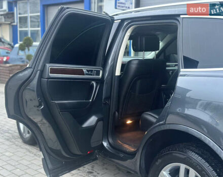 Серый Фольксваген Туарег, объемом двигателя 2.97 л и пробегом 268 тыс. км за 19700 $, фото 20 на Automoto.ua