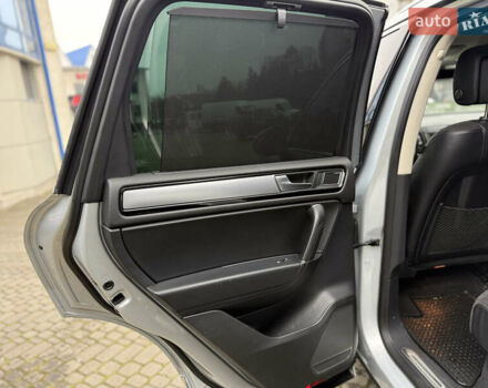 Сірий Фольксваген Туарег, об'ємом двигуна 3 л та пробігом 235 тис. км за 27500 $, фото 33 на Automoto.ua