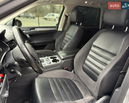 Сірий Фольксваген Туарег, об'ємом двигуна 3 л та пробігом 235 тис. км за 27500 $, фото 25 на Automoto.ua