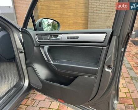 Серый Фольксваген Туарег, объемом двигателя 2.97 л и пробегом 191 тыс. км за 33999 $, фото 30 на Automoto.ua