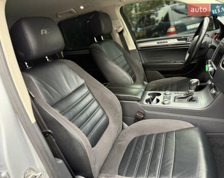 Сірий Фольксваген Туарег, об'ємом двигуна 3 л та пробігом 235 тис. км за 27500 $, фото 46 на Automoto.ua