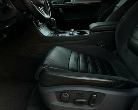 Серый Фольксваген Туарег, объемом двигателя 3 л и пробегом 149 тыс. км за 36000 $, фото 27 на Automoto.ua