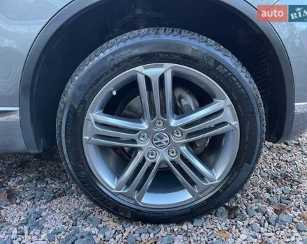 Серый Фольксваген Туарег, объемом двигателя 2.97 л и пробегом 191 тыс. км за 33999 $, фото 64 на Automoto.ua