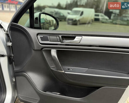 Сірий Фольксваген Туарег, об'ємом двигуна 3 л та пробігом 235 тис. км за 27500 $, фото 44 на Automoto.ua