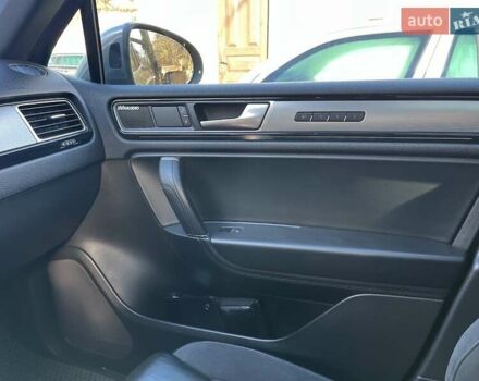 Серый Фольксваген Туарег, объемом двигателя 2.97 л и пробегом 191 тыс. км за 33999 $, фото 60 на Automoto.ua