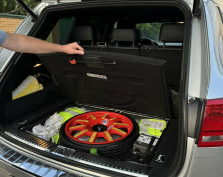 Серый Фольксваген Туарег, объемом двигателя 3 л и пробегом 149 тыс. км за 36000 $, фото 43 на Automoto.ua