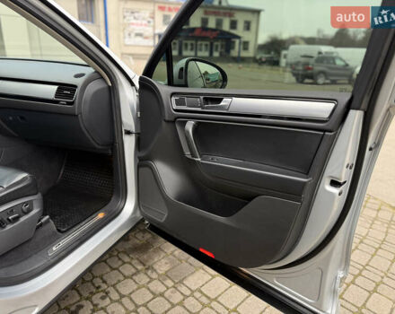 Сірий Фольксваген Туарег, об'ємом двигуна 3 л та пробігом 235 тис. км за 27500 $, фото 43 на Automoto.ua