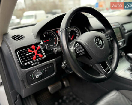 Сірий Фольксваген Туарег, об'ємом двигуна 3 л та пробігом 235 тис. км за 27500 $, фото 26 на Automoto.ua