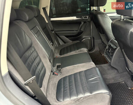 Сірий Фольксваген Туарег, об'ємом двигуна 3 л та пробігом 235 тис. км за 27500 $, фото 42 на Automoto.ua