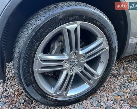 Серый Фольксваген Туарег, объемом двигателя 2.97 л и пробегом 191 тыс. км за 33999 $, фото 61 на Automoto.ua