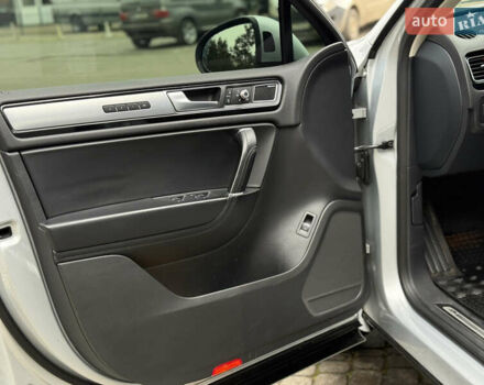 Сірий Фольксваген Туарег, об'ємом двигуна 3 л та пробігом 235 тис. км за 27500 $, фото 23 на Automoto.ua