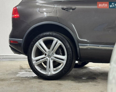 Сірий Фольксваген Туарег, об'ємом двигуна 3.6 л та пробігом 240 тис. км за 17800 $, фото 7 на Automoto.ua