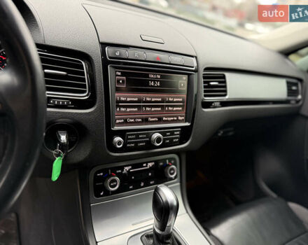 Сірий Фольксваген Туарег, об'ємом двигуна 3 л та пробігом 235 тис. км за 27500 $, фото 31 на Automoto.ua