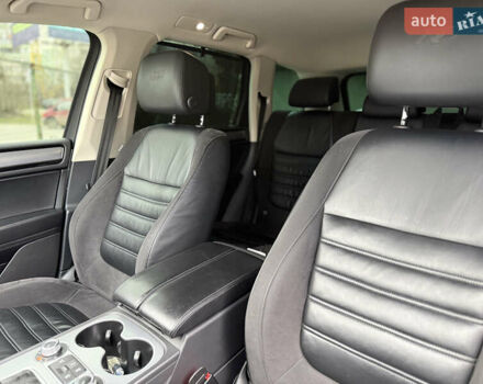 Сірий Фольксваген Туарег, об'ємом двигуна 3 л та пробігом 235 тис. км за 27500 $, фото 32 на Automoto.ua