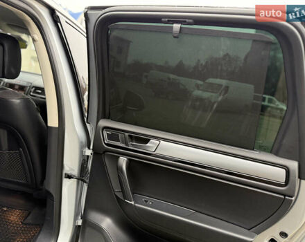 Сірий Фольксваген Туарег, об'ємом двигуна 3 л та пробігом 235 тис. км за 27500 $, фото 41 на Automoto.ua