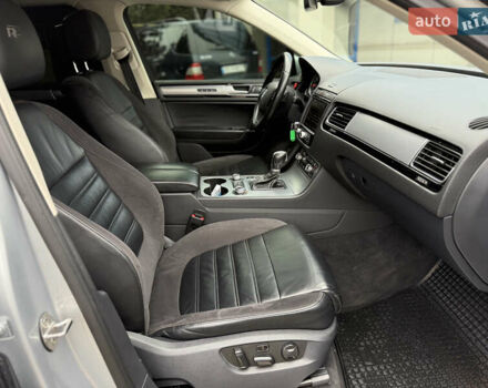 Сірий Фольксваген Туарег, об'ємом двигуна 3 л та пробігом 235 тис. км за 27500 $, фото 45 на Automoto.ua