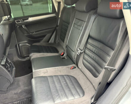 Сірий Фольксваген Туарег, об'ємом двигуна 3 л та пробігом 235 тис. км за 27500 $, фото 36 на Automoto.ua