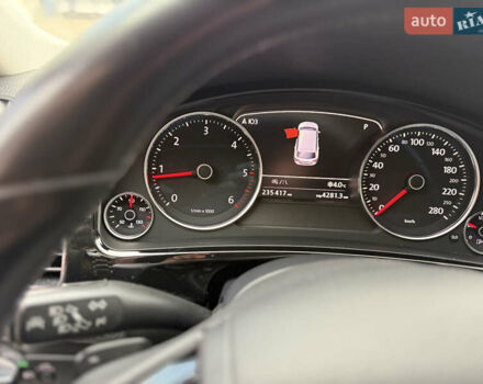 Сірий Фольксваген Туарег, об'ємом двигуна 3 л та пробігом 235 тис. км за 27500 $, фото 29 на Automoto.ua