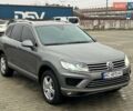 Серый Фольксваген Туарег, объемом двигателя 3 л и пробегом 270 тыс. км за 29999 $, фото 1 на Automoto.ua