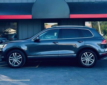 Серый Фольксваген Туарег, объемом двигателя 3 л и пробегом 80 тыс. км за 10200 $, фото 3 на Automoto.ua