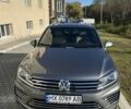 Фольксваген Туарег 2016 в Хмельницком на Automoto.ua Серый Фольксваген Туарег, объемом двигателя 2.97 л и пробегом 278 тыс. км за 30500 $, фото 48 на Automoto.ua