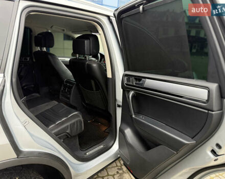 Сірий Фольксваген Туарег, об'ємом двигуна 3 л та пробігом 235 тис. км за 27500 $, фото 40 на Automoto.ua